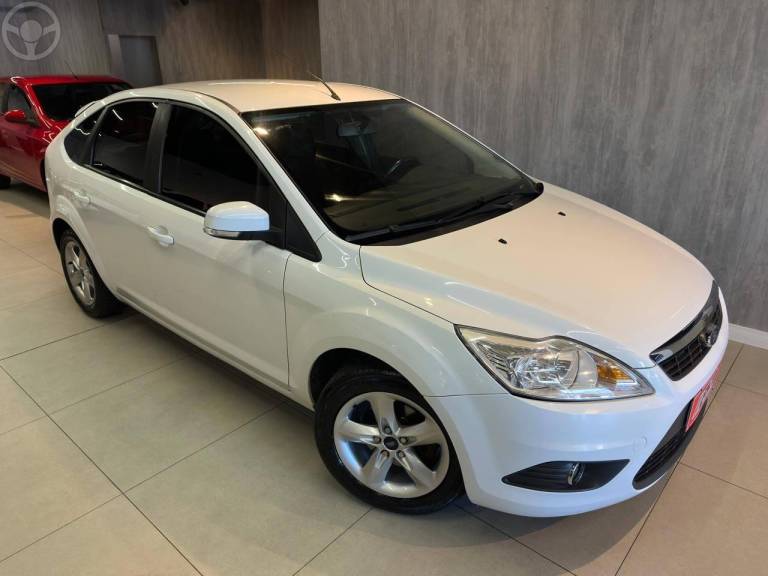 FORD - FOCUS 1.6 SE 8V FLEX 4P MANUAL - 2012/2013 - BRANCA - R$ 46.900,00