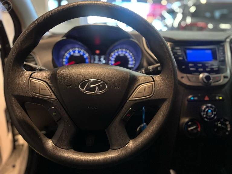 HYUNDAI - HB20S 1.0 COMFORT 12V FLEX 4P MANUAL - 2013/2014 - BRANCA - R$ 42.900,00