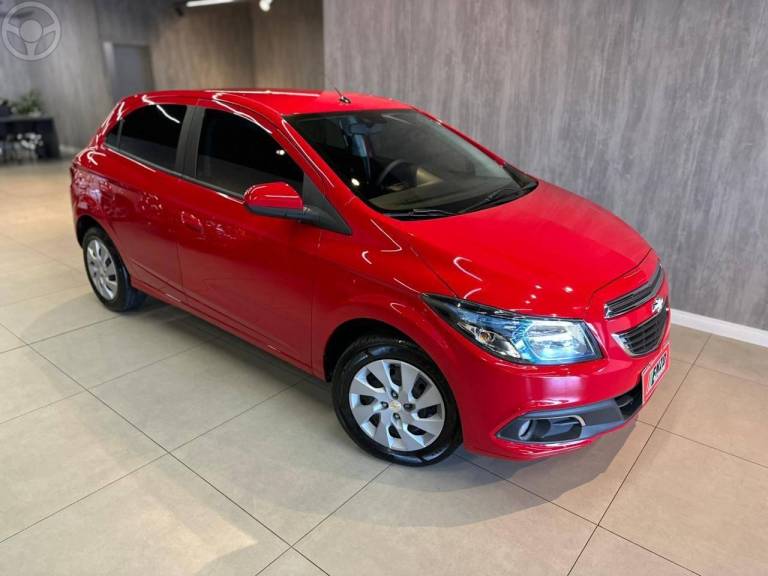 CHEVROLET - ONIX 1.4 MPFI LT 8V FLEX 4P MANUAL - 2015/2016 - VERMELHA - R$ 53.900,00