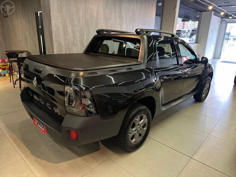 RENAULT - OROCH 1.6 16V SCE INTENSE FLEX 4P MANUAL - 2024/2025 - PRETA - R$ 108.900,00