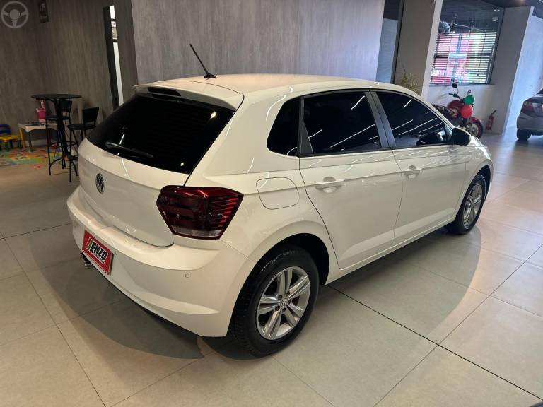 VOLKSWAGEN - POLO 1.0MPI TOTAL FLEX MANUAL - 2020/2021 - BRANCA - R$ 69.900,00