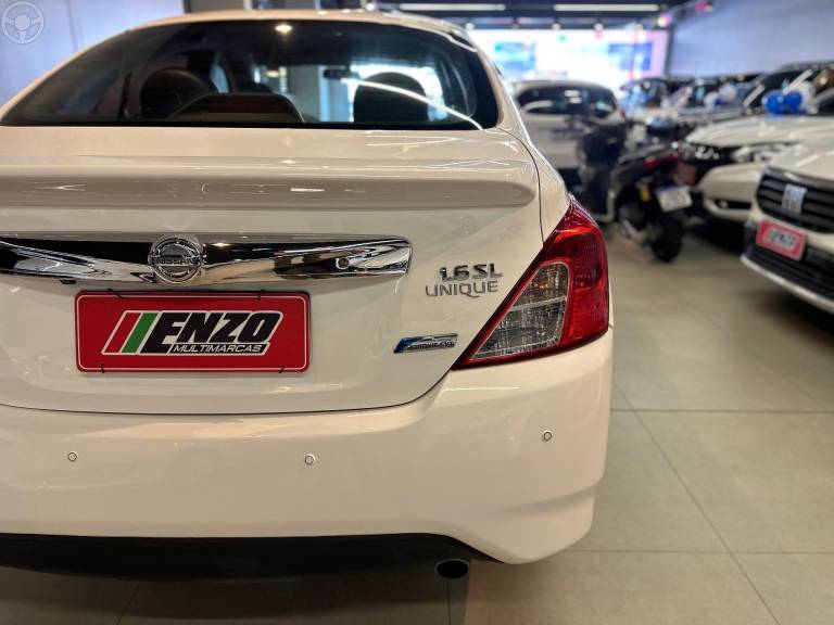 NISSAN - VERSA 1.6 16V FLEX UNIQUE 4P XTRONIC - 2017/2018 - BRANCA - R$ 59.900,00