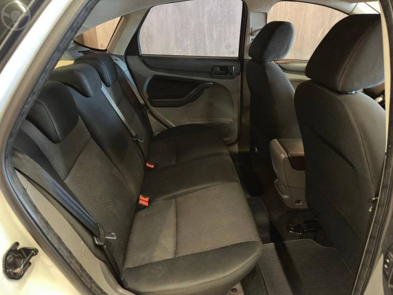 FORD - FOCUS 1.6 SE 8V FLEX 4P MANUAL - 2012/2013 - BRANCA - R$ 46.900,00