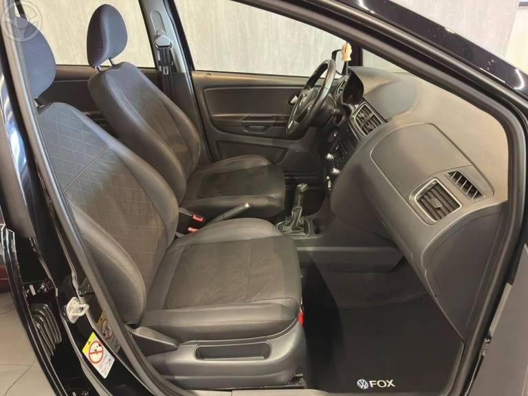 VOLKSWAGEN - FOX 1.6 MI PRIME 8V FLEX 4P MANUAL - 2012/2013 - PRETA - R$ 43.900,00