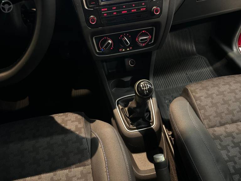 VOLKSWAGEN - FOX 1.6 COMFORTLINE 8V FLEX 4P MANUAL - 2015/2016 - VERMELHA - R$ 49.900,00